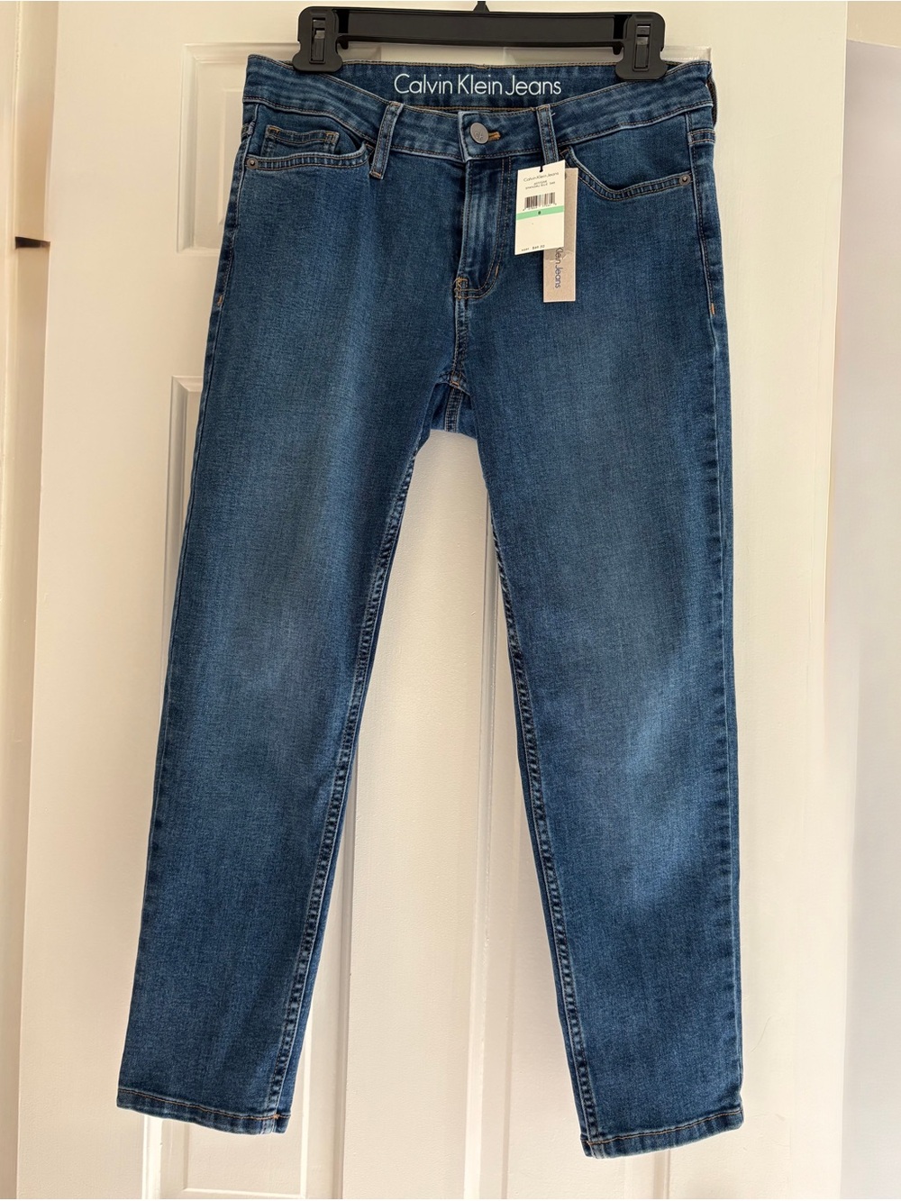 Calvin Klein Women’s cropped jeans in a rich blue wash size 8
